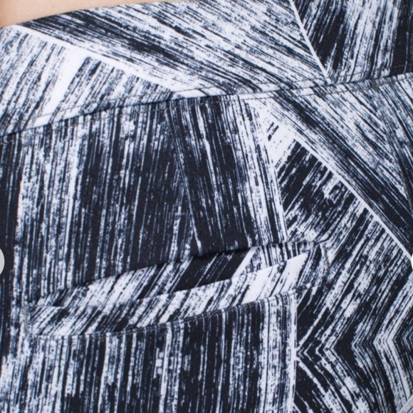 Lululemon Jet Crop *Full-On Luon Heat Wave White Black Size 4. - Picture 9 of 16